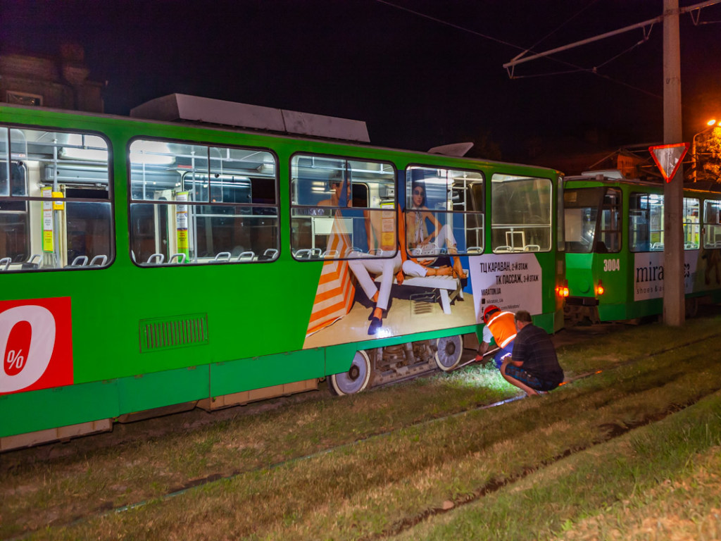 В центре Днепра трамвай сошел с рельсов и остановил движение электротранспорта (ФОТО, ВИДЕО)