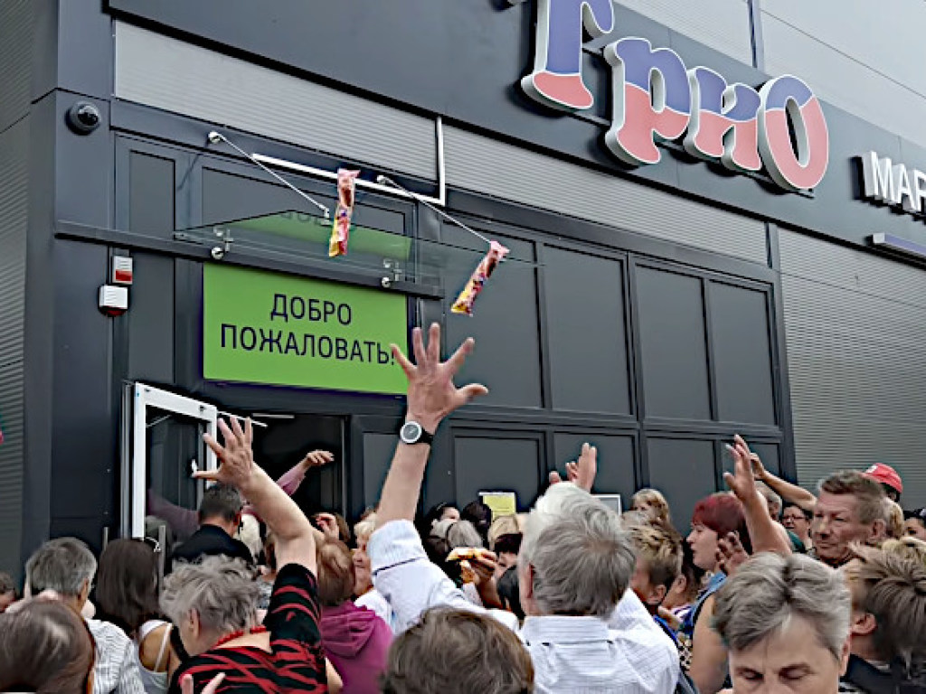 Как животным: В Минске толпу забросали бесплатным мороженым (ВИДЕО)