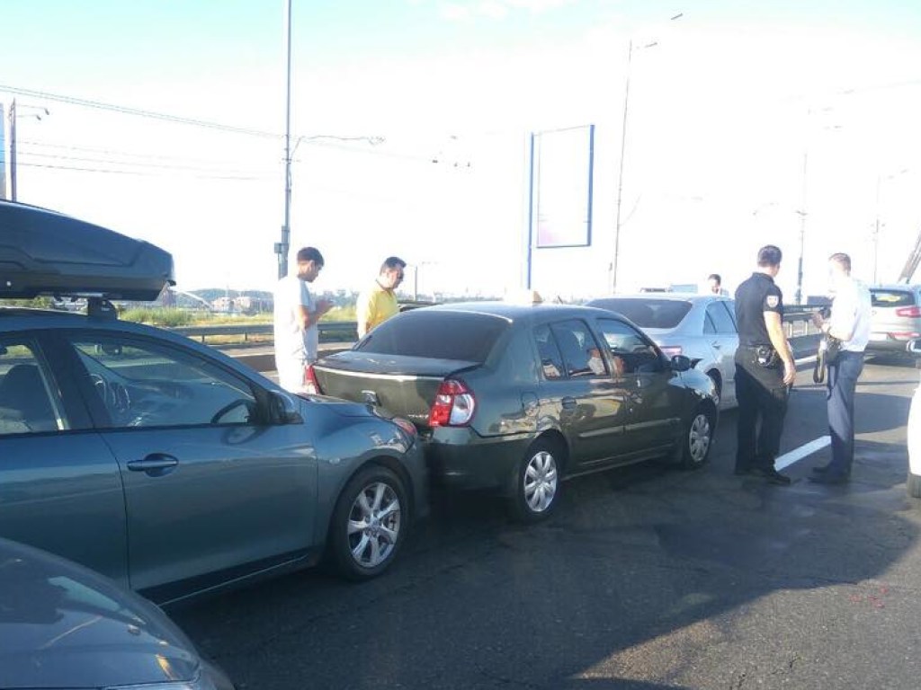 На Северном мосту в Киеве столкнулись 7 автомобилей: образовалась пробка (ФОТО)