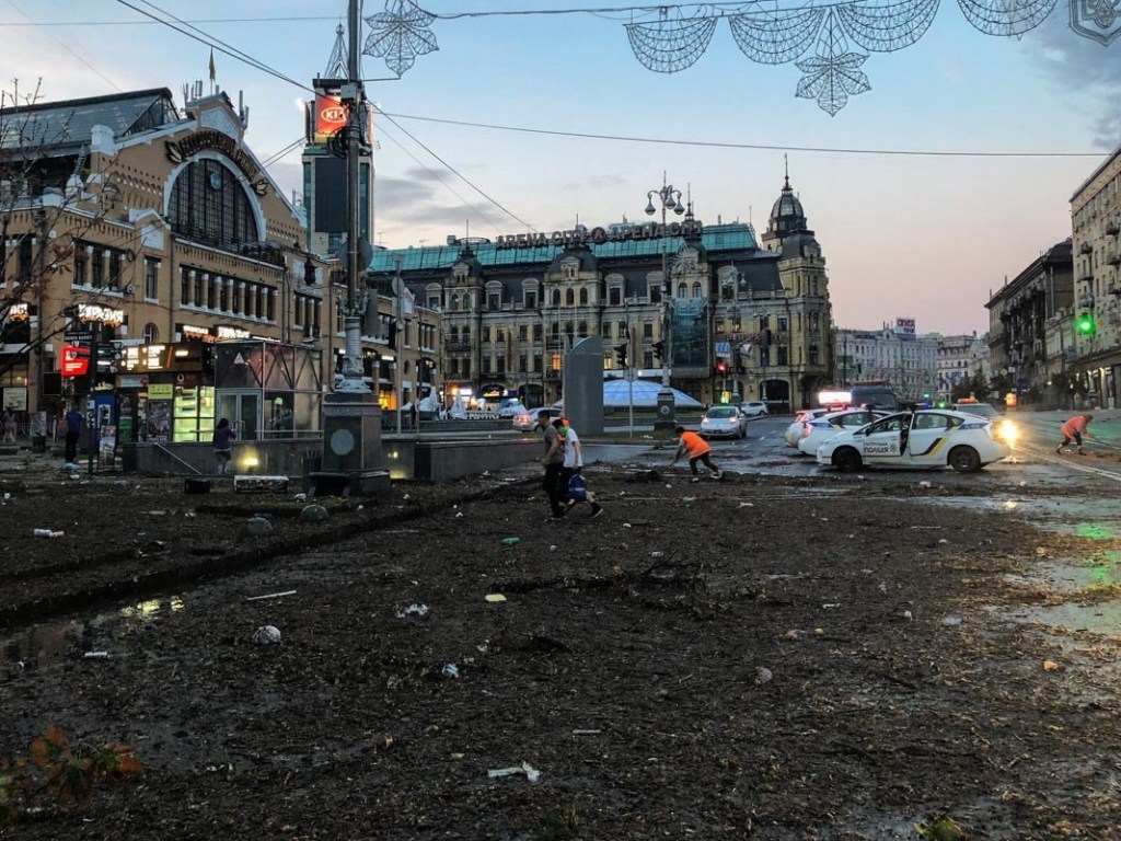 Эксперт о подтоплениях в Киеве: вскоре провалится проезжая часть на Крещатике