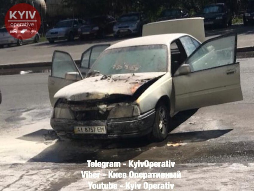 В Киеве автомобиль загорелся на ходу: водителя спасали врачи скорой (ФОТО) 