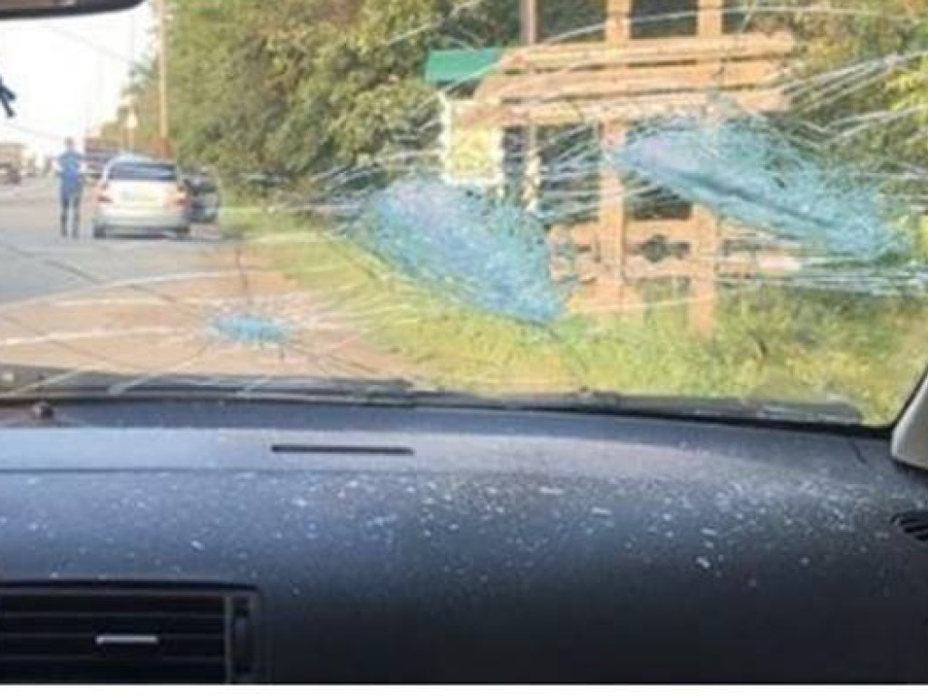 В Киеве неизвестные разбили машины, которые подбирали людей по пути в Бровары (ФОТО)