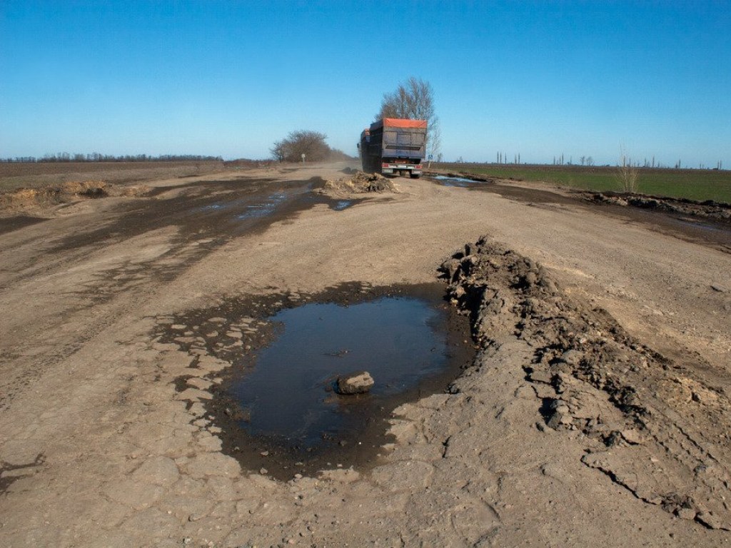 «Путь страха»: журналисты показали ужасное состояние важной для Украины трассы (ФОТО, ВИДЕО)