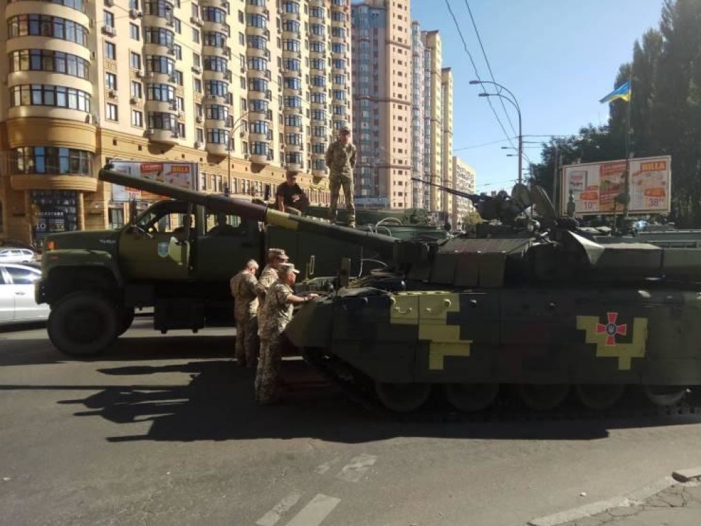 В центре Киева снова ДТП с военной техникой: посреди дороги заглох танк (ФОТО, ВИДЕО)