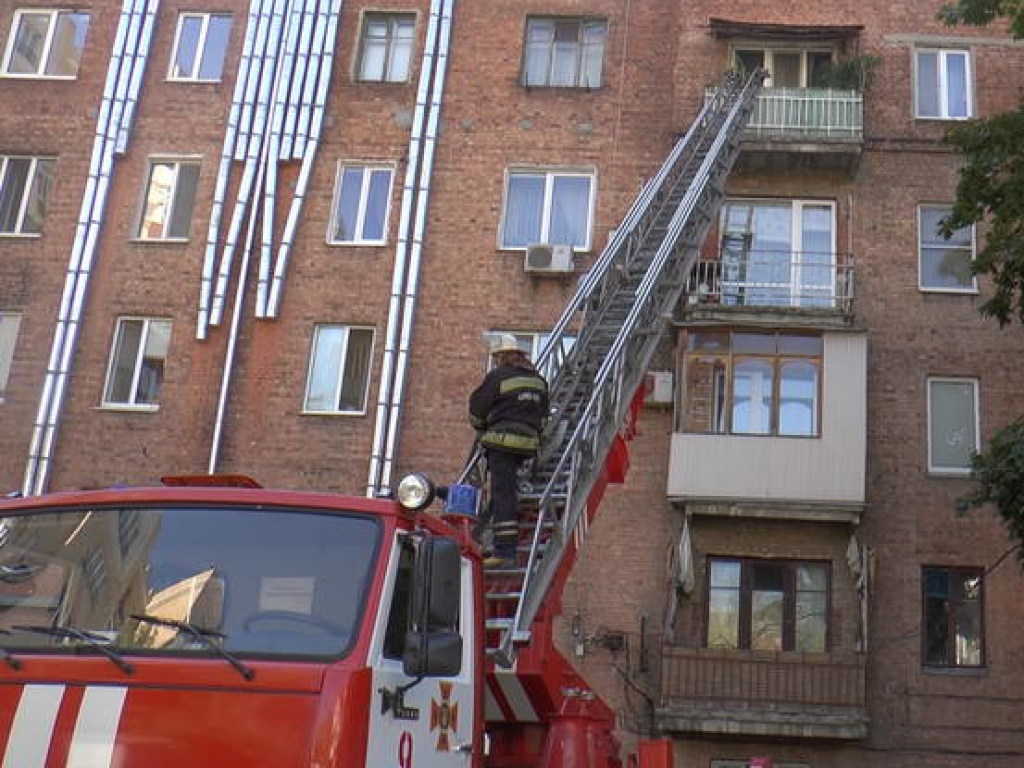 В Харькове загорелась квартира в жилом доме (ФОТО)