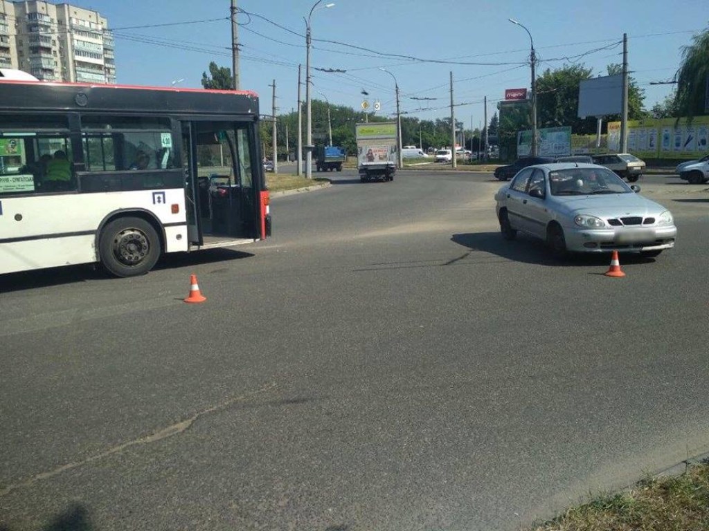 В Черкассах маршрутка столкнулась с легковушкой: пострадали беременная женщина и мальчик (ФОТО)