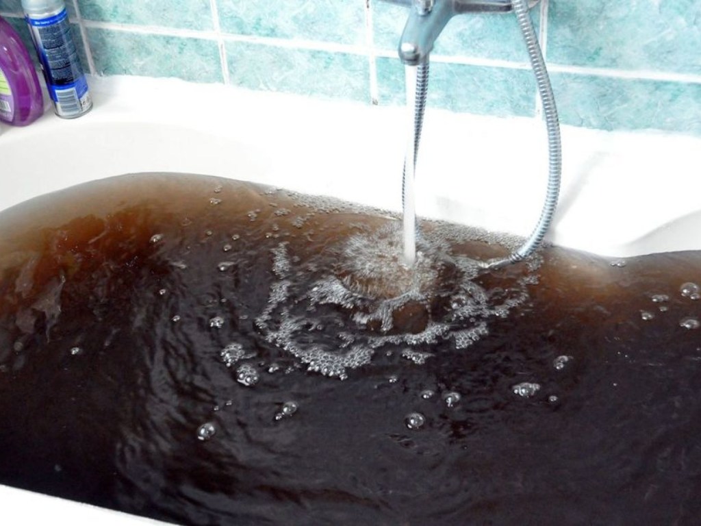 У жительницы Измаила из крана потекла черная вода (ВИДЕО)