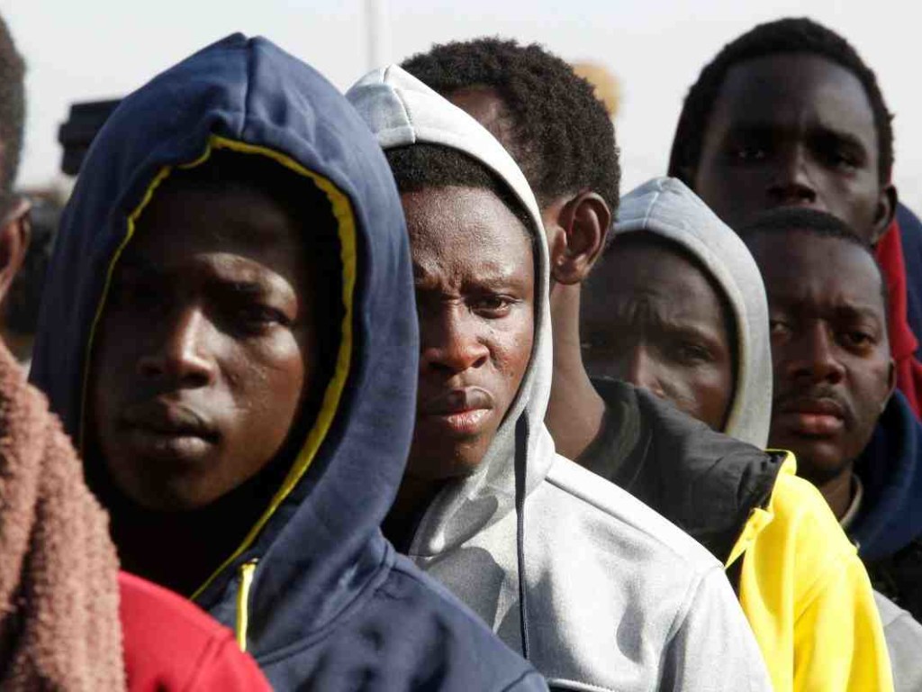 Через границу Испании прорвались более сотни африканских мигрантов, пострадали 7 полицейских