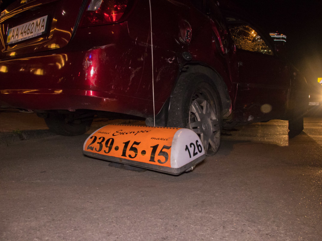 В Киеве на Леси Украинки Mercedes врезался в такси и загорелся: пострадал мужчина (ФОТО, ВИДЕО)