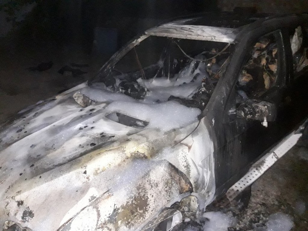 Автомобиль BMW X5 сгорел в Николаевкой области (ФОТО)