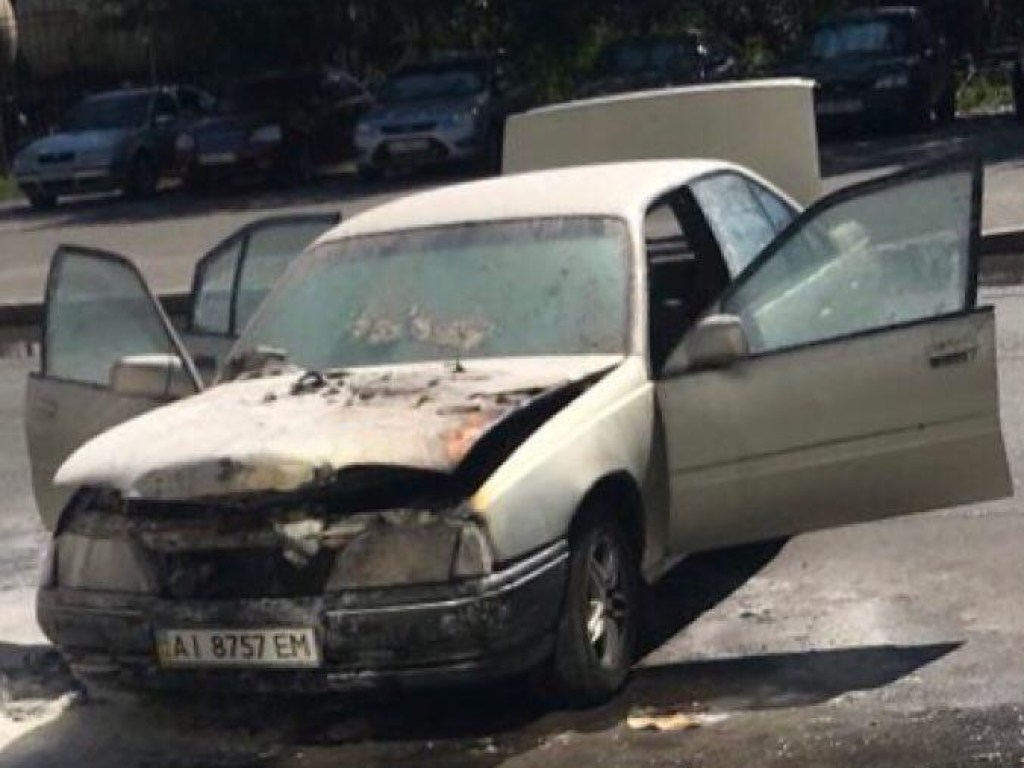 В Киеве горел автомобиль Opel, водитель получил ожоги (ФОТО)