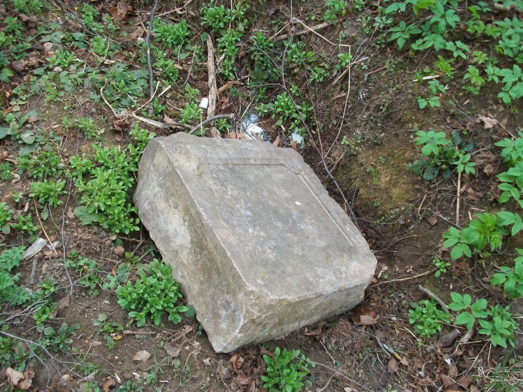 После застолья: окровавленное тело мужчины нашли возле кладбища в Житомире
