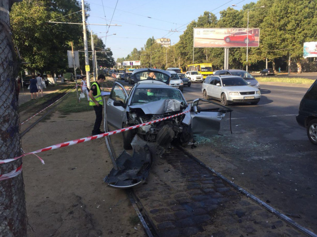 Мертвая женщина и травмированный мужчина: В Одессе автомобиль врезался в столб (ФОТО)