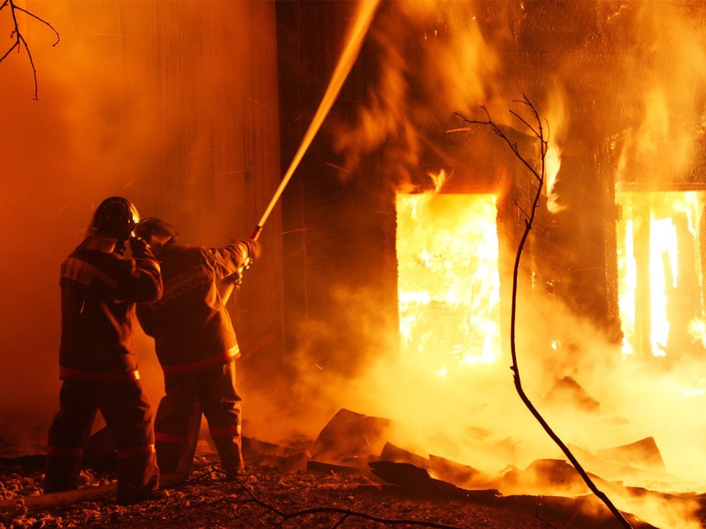 Загорелась пластиковая тара: под Харьковом вспыхнул крупный пожар на заводе (ВИДЕО)