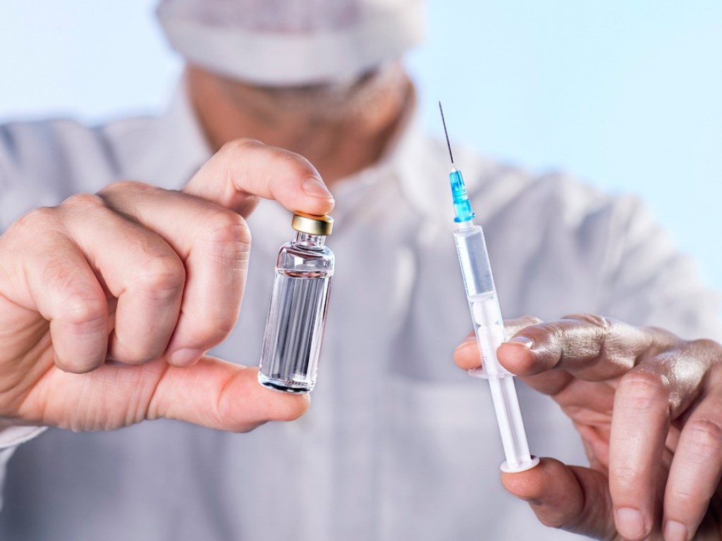 Стало известно, сколько в Украину завезли вакцин от кори