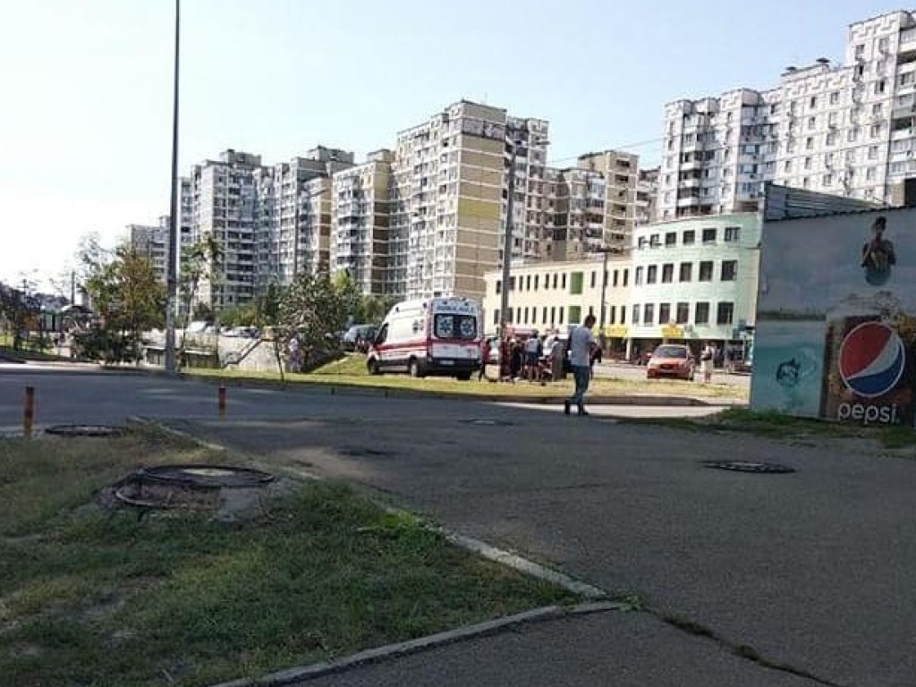 Скорая приехала с опозданием: в Киеве мужчина пролежал без сознания 40 минут (ФОТО)