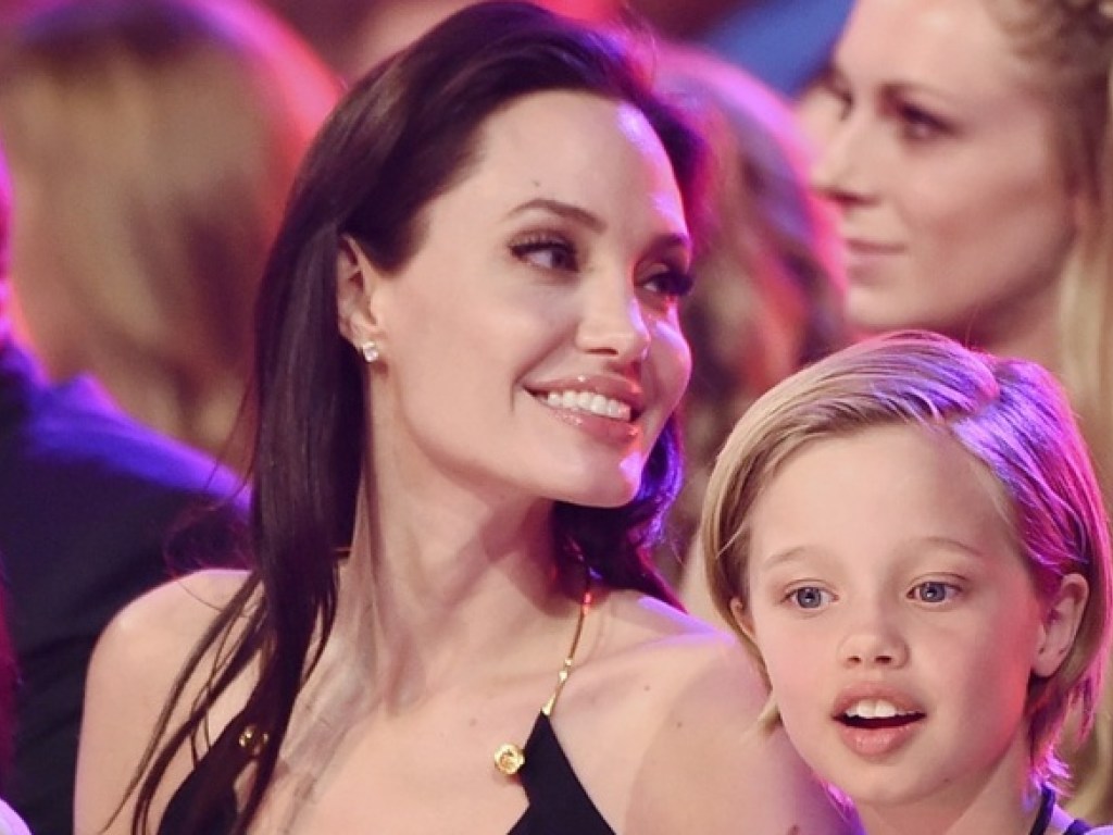 Дочь Анджелины Джоли начала шантажировать своюмать компроматом