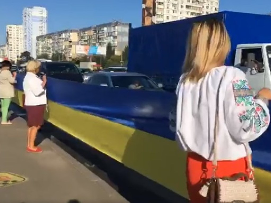 В столице развернули самый длинный флаг Украины (ФОТО, ВИДЕО)