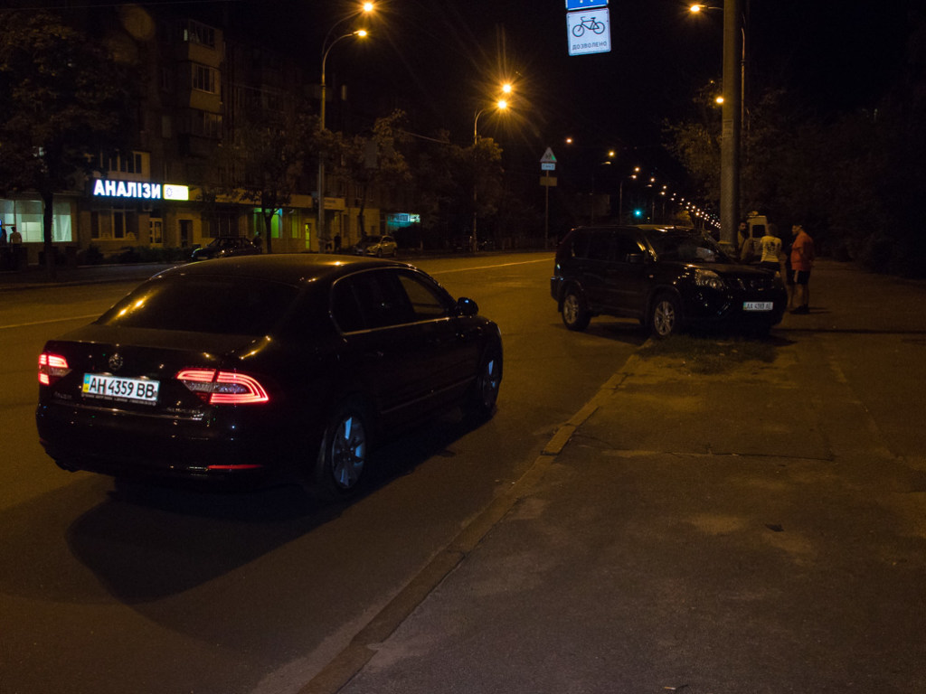 В Киеве девушка за рулем Skoda отправила Nissan в столб: пострадал водитель (ФОТО)
