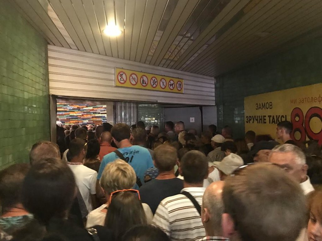 Военный парад в Киеве: на станции метро «Крещатик» образовалась толкотня (ФОТО)