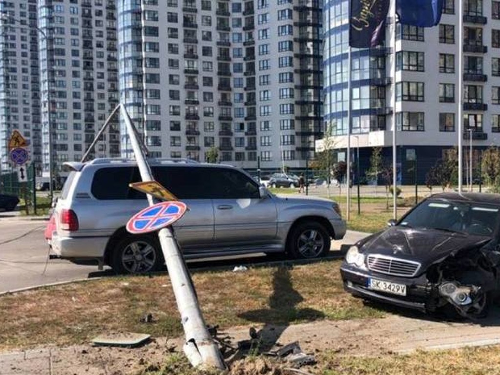 На Осокорках в Киеве Mercedes снес столб и повредил Lexus (ФОТО)