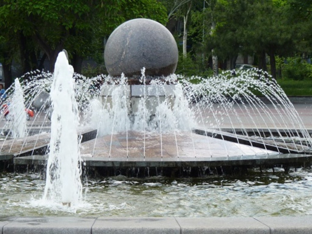 В Запорожье голый мужчина решил искупаться в фонтане (ФОТО)