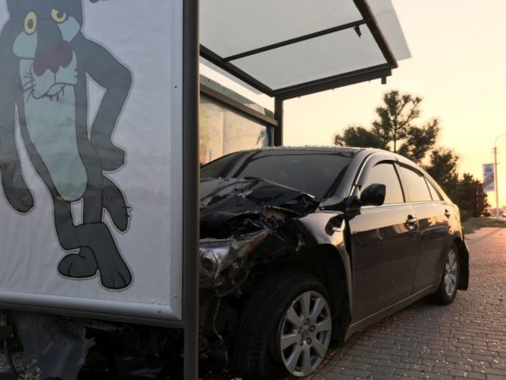 В Черноморске Toyota от столкновения с Mitsubishi вылетала на остановку (ФОТО)