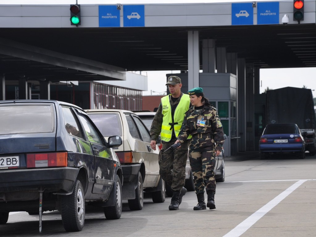 Пограничники усилили меры безопасности: на границе с Польшей образовались огромные очереди из авто