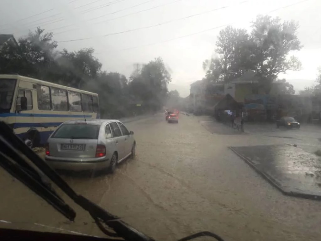 Мощные ливни на Прикарпатье: в Яремче потоп (ФОТО)