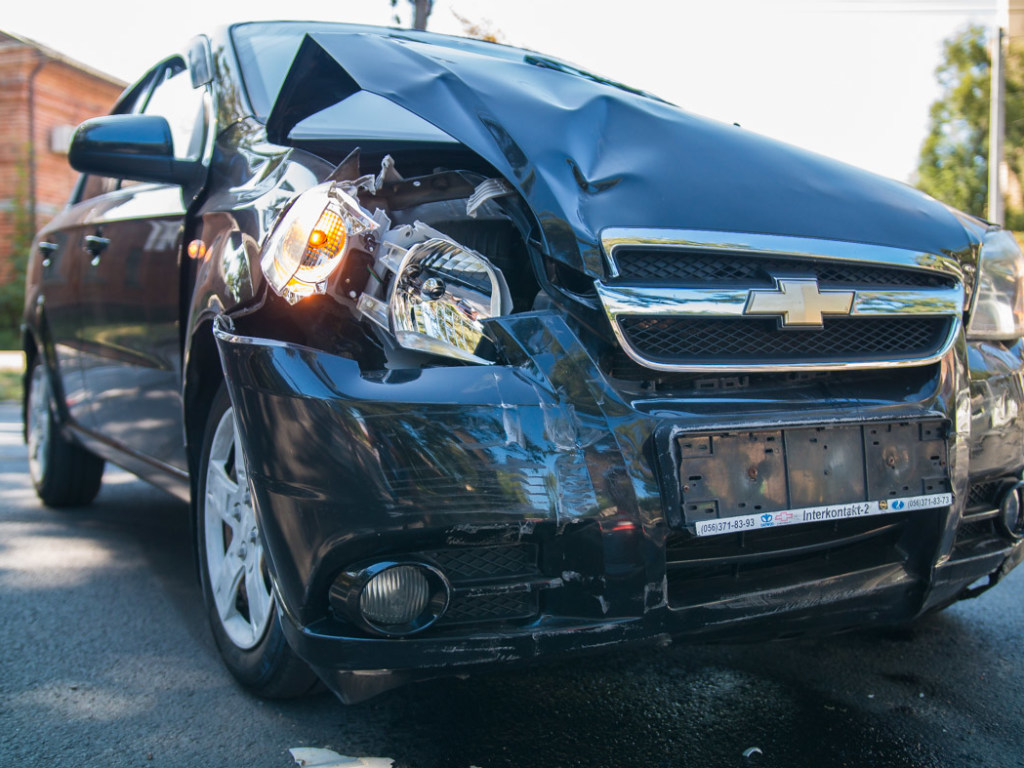 В Днепре столкнулись Chevrolet и Opel: пострадал мужчина (ФОТО)