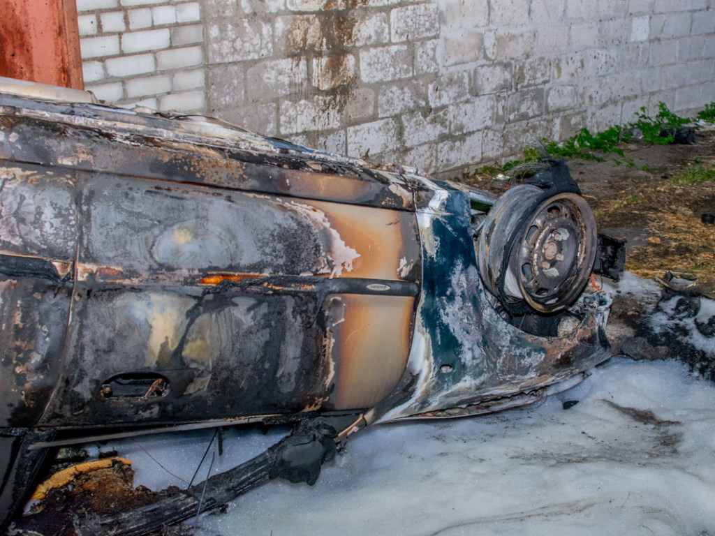 В Днепре Lanos от столкновения  с бетонными блоками перевернулся и загорелся (ФОТО, ВИДЕО)