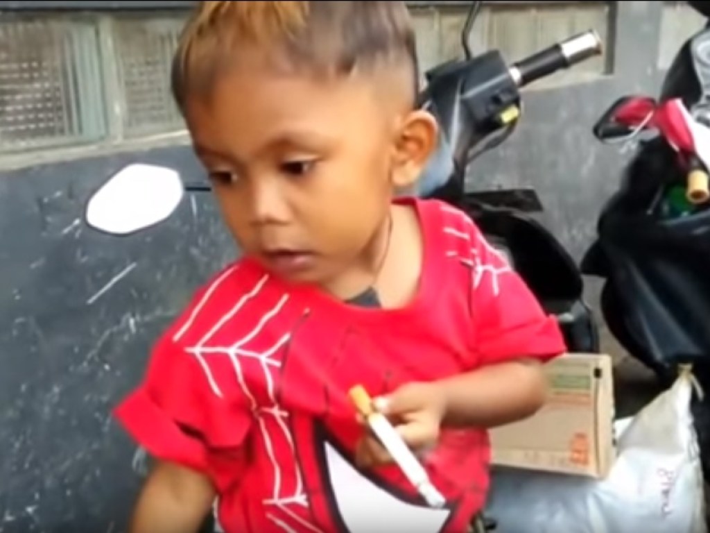 Выкуривал по 2 пачки сигарет в день: в Индонезии двухлетнего мальчика отучили от пагубной привычки (ВИДЕО)