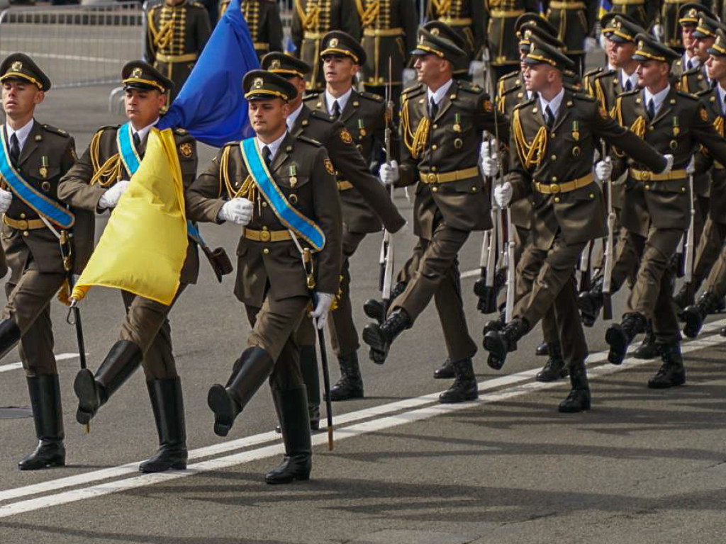 Военный парад в Киеве: во время речи Порошенко солдату почетного караула стало плохо