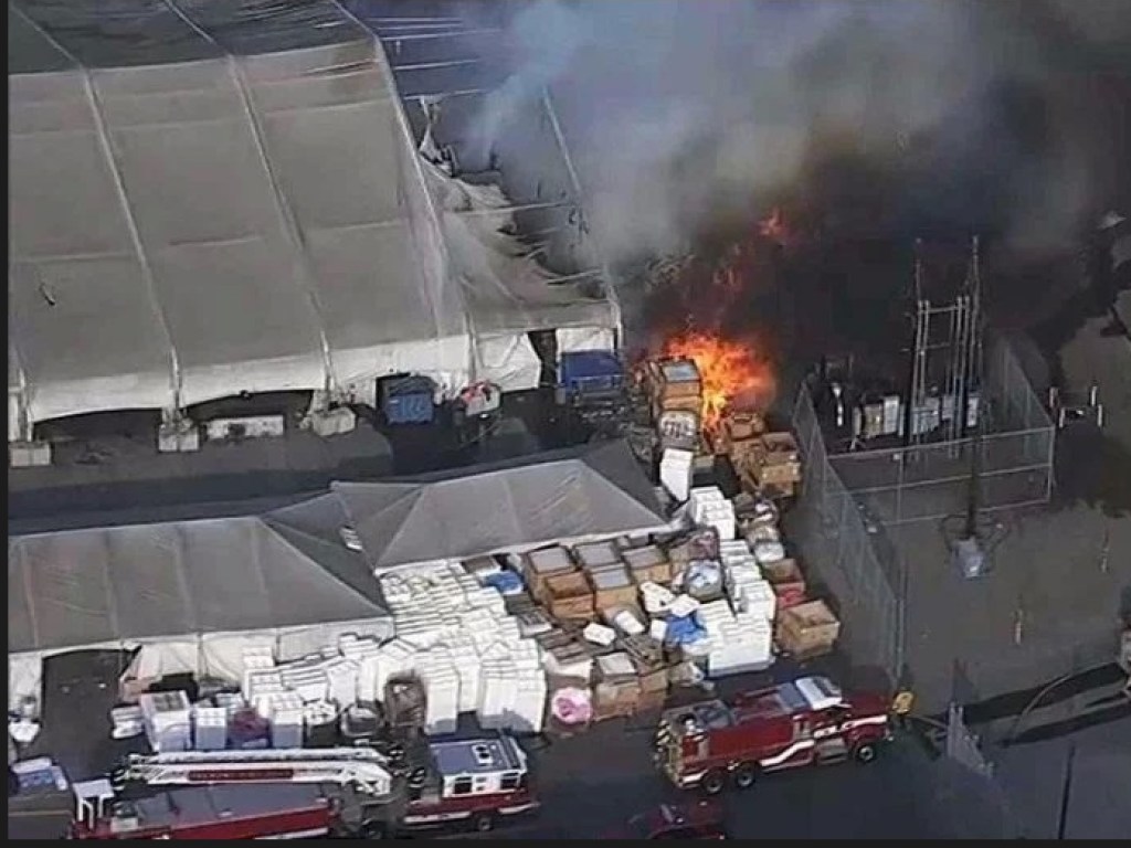 В Калифорнии произошел пожар на заводе Tesla (ФОТО, ВИДЕО)