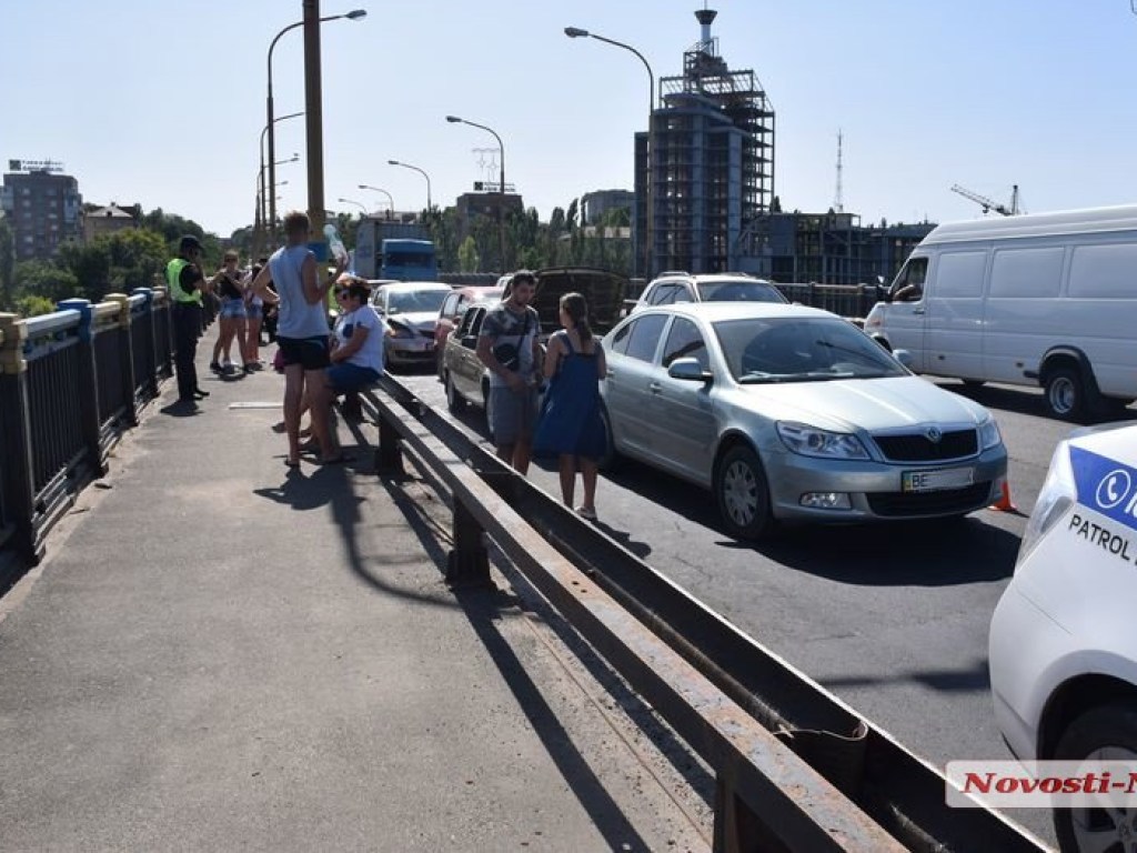 Крупное ДТП в Николаеве: на мосту столкнулись сразу 5 автомобилей (ФОТО)