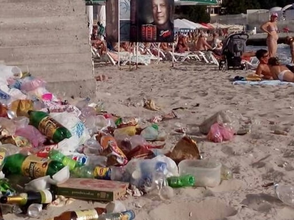 Набережная Одессы утопает в мусоре (ФОТО)