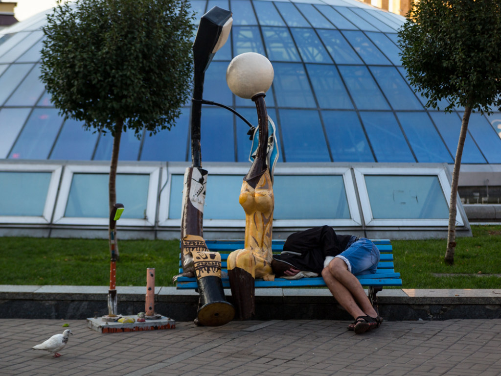 Кучи мусора и спящие на лавках: как выглядит центр Киева после Дня Независимости (ФОТО)