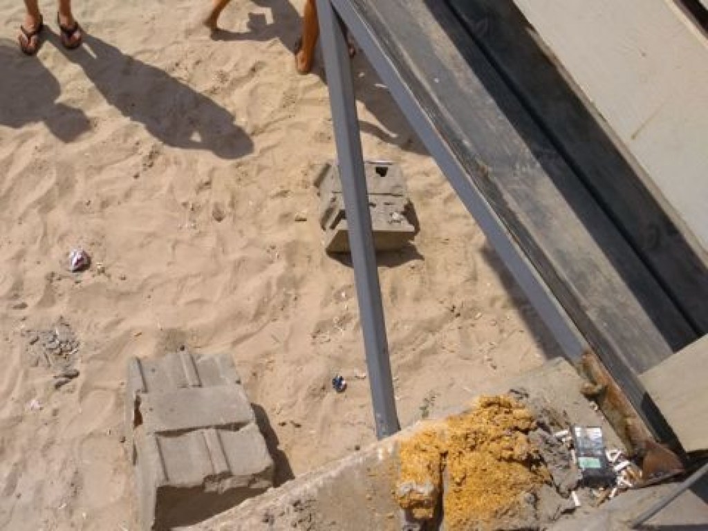 На популярном курорте Херсона бетонный столб чуть не убил ребёнка (ФОТО)
