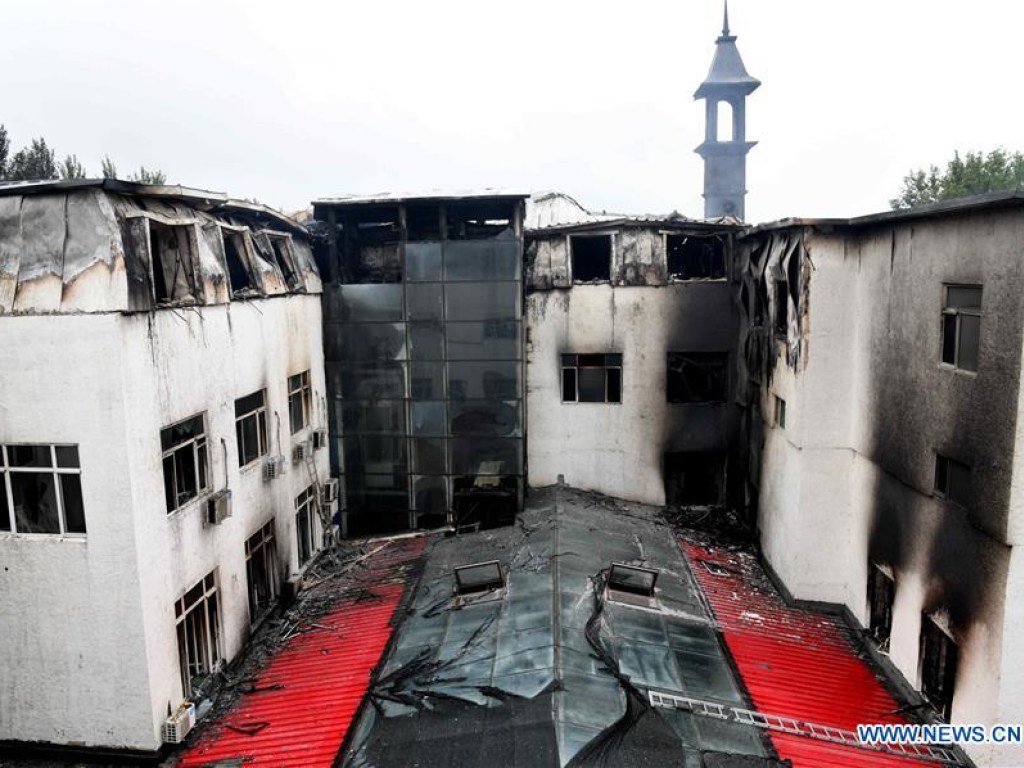 В Китае в ходе пожара в отеле погибли 18 человек (ФОТО, ВИДЕО)
