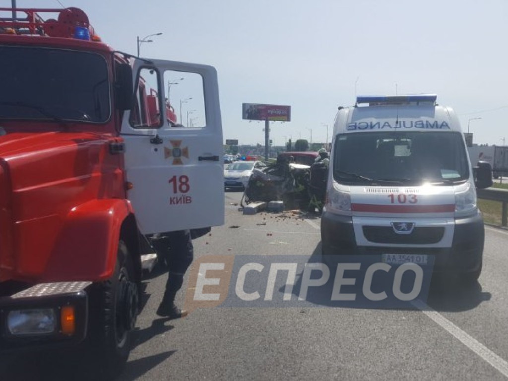 На Кольцевой дороге в Киеве произошло двойное ДТП, есть пострадавшие (ФОТО)