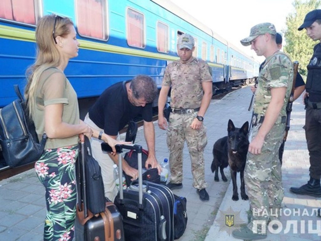 Полиция проверяет все поезда в Луганской области