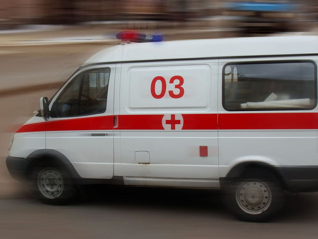 В Киеве на Крещатике такси сбило девушку: водитель скрылся с места ДТП (ВИДЕО)