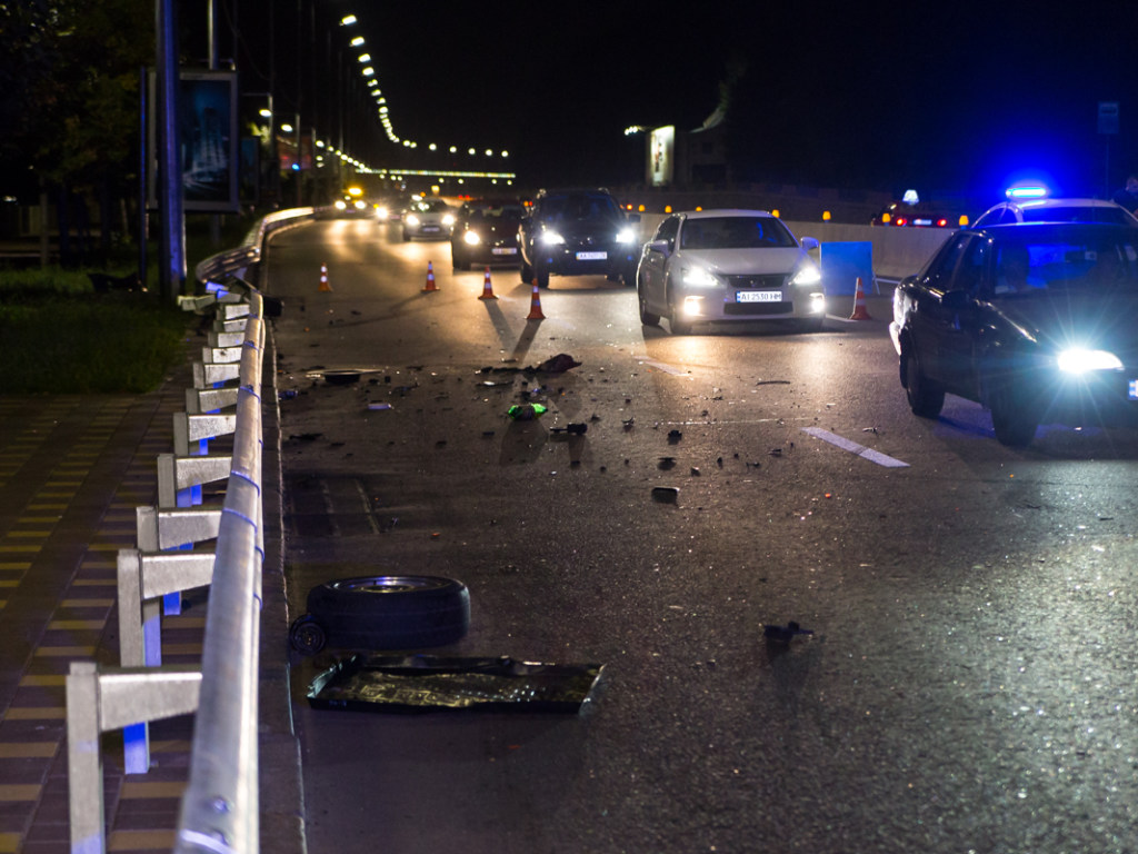 На столичной Набережной BMW влетела в отбойник: пострадала девушка (ФОТО, ВИДЕО)