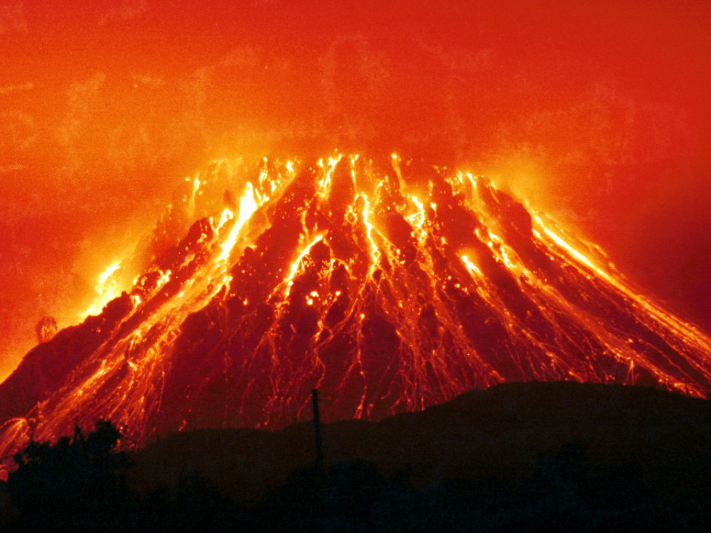 Пробудился самый активный вулкан в Европе: опубликовано впечатляющее видео