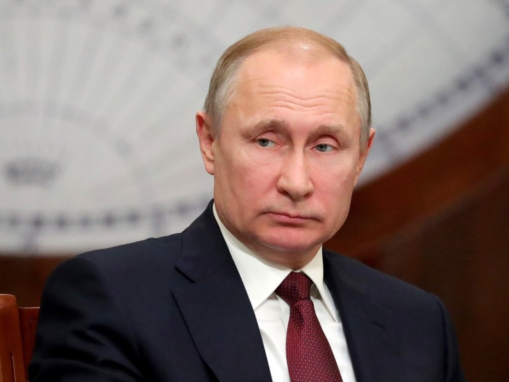На каблуках: Путин снова неестественно «вырос» (ФОТО)
