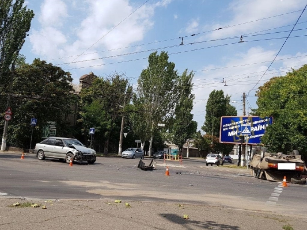 В Николаеве после мощного удара «ВАЗ» перевернулся на крышу (ФОТО, ВИДЕО)