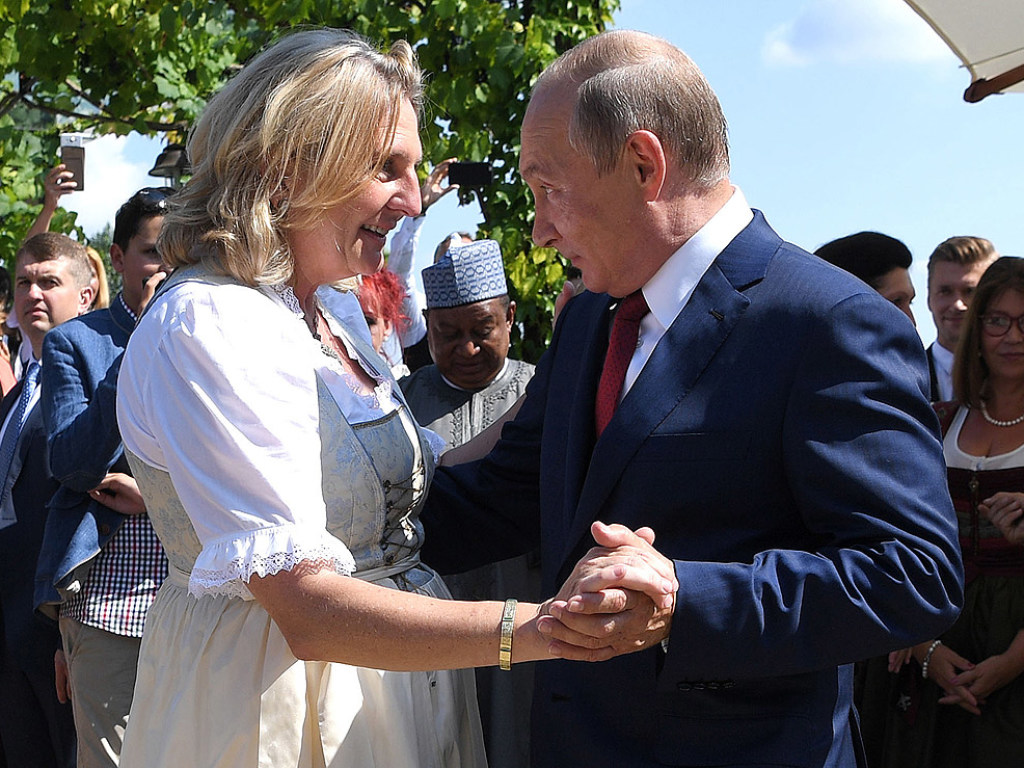 «Спонтанно получилось»: Глава МИД Австрии призналась, как приглашала Путина на свадьбу