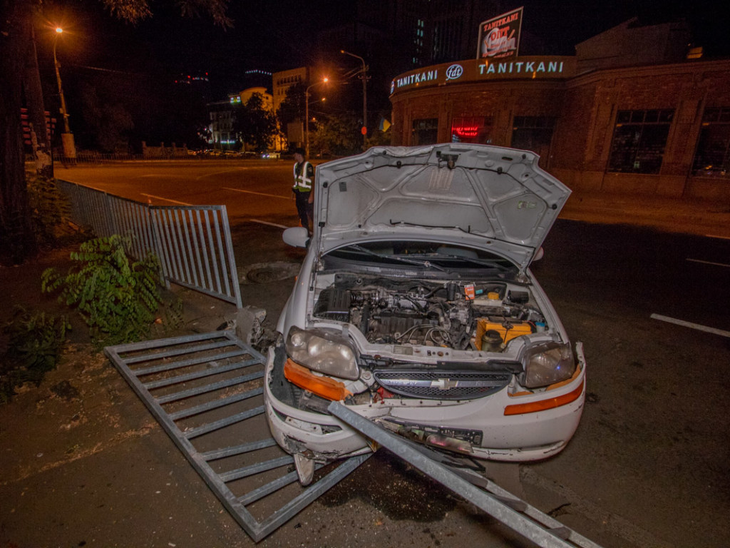 В Днепре возле бывшего здания областного ГАИ Chevrolet снес ограждение (ФОТО)