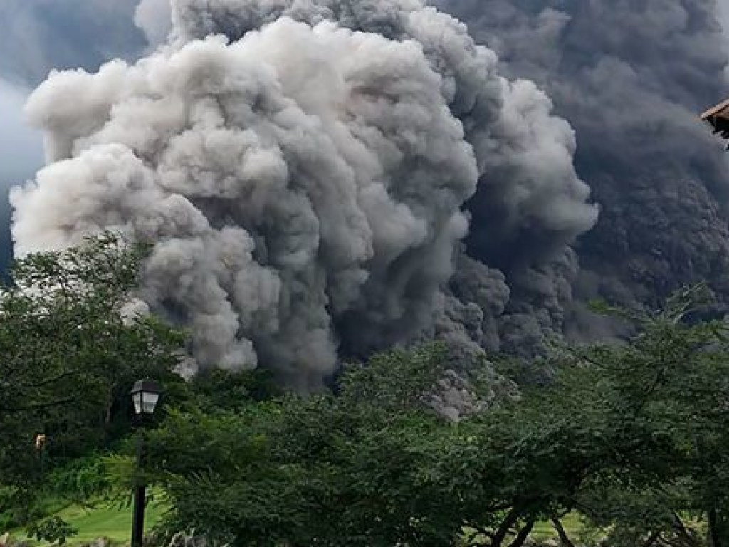 Мощное извержение вулкана началось в Папуа-Новой Гвинее