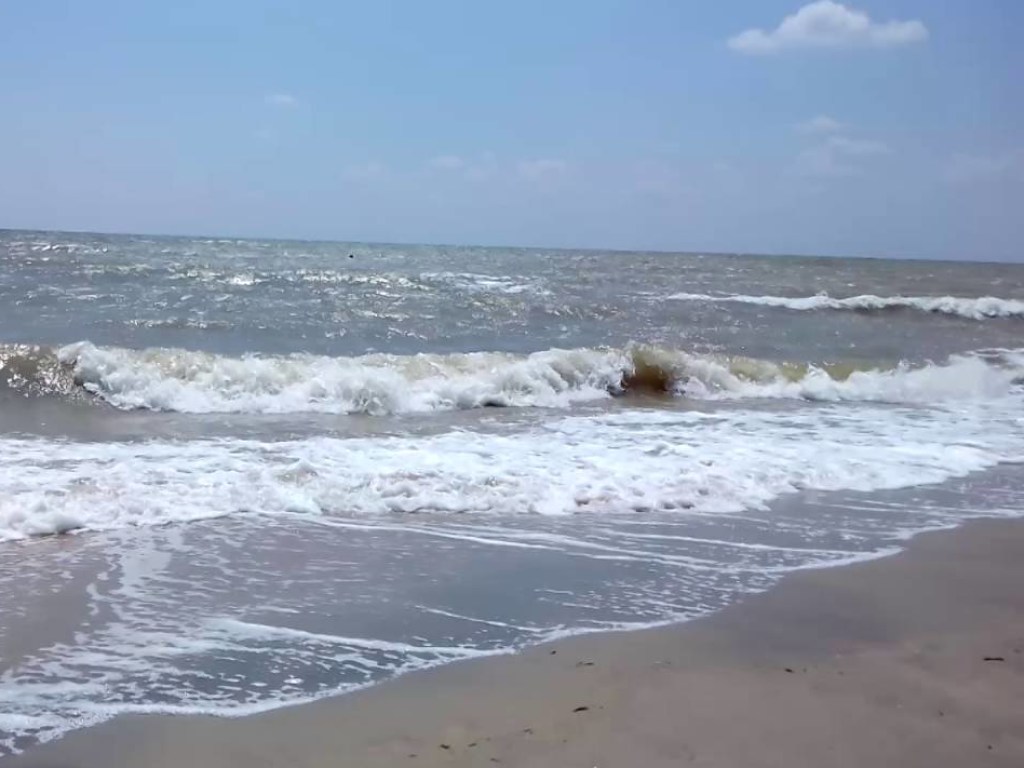 На пляже в Приморске девушек унесло волнами в Азовское море